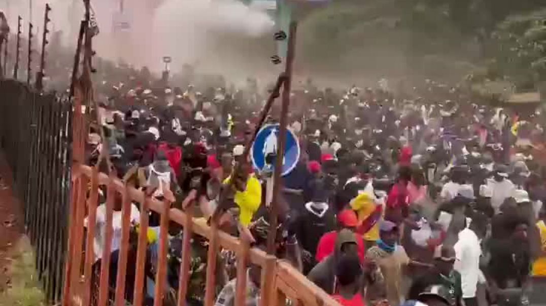 Dear Africa, Look at Kenyans 🇰🇪 They are fed up!!! ✊🏽 And back on the streets.
